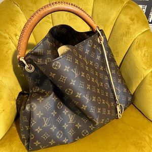 “Authentic” LOUIS VUITTON
Monogram Artsy MM